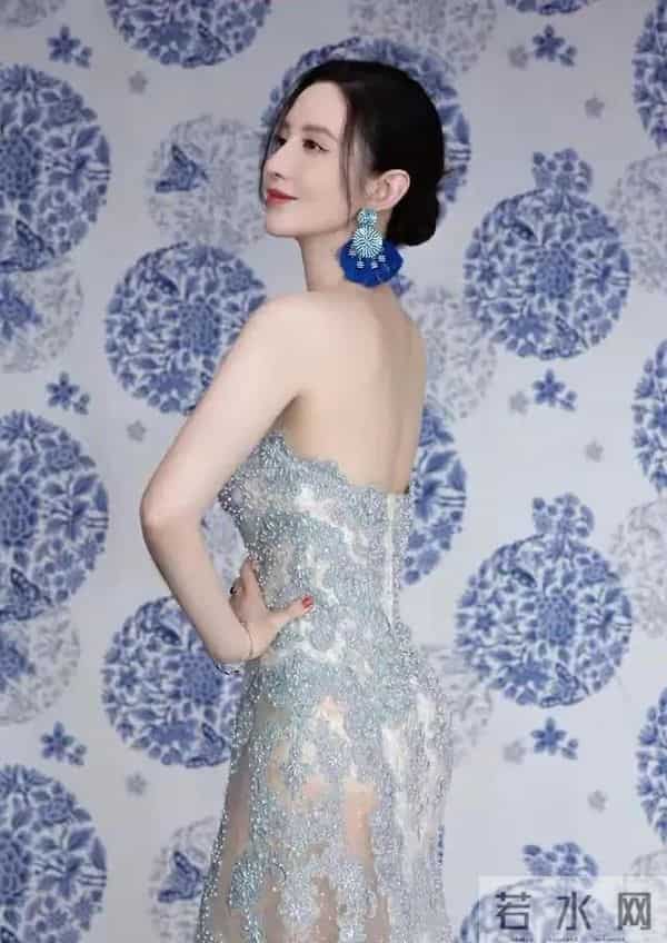 张萌 ,胸腰比太逆天了,抹胸造型性感妖娆,网友:太火辣了!