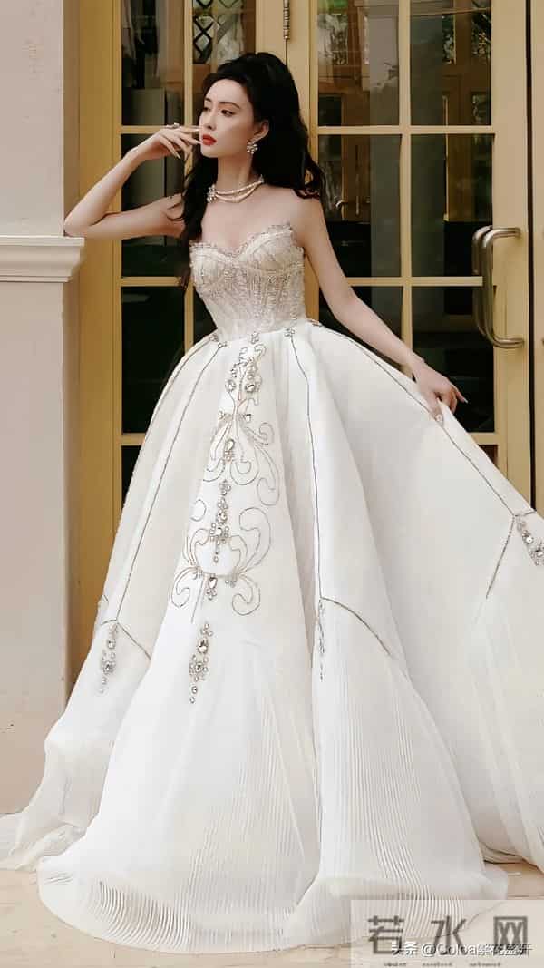 孟子义的抹胸公主裙,优雅又性感,爱了爱了!