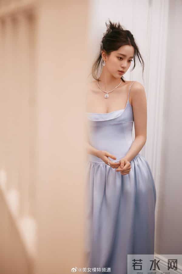 欧阳娜娜淡蓝吊带裙