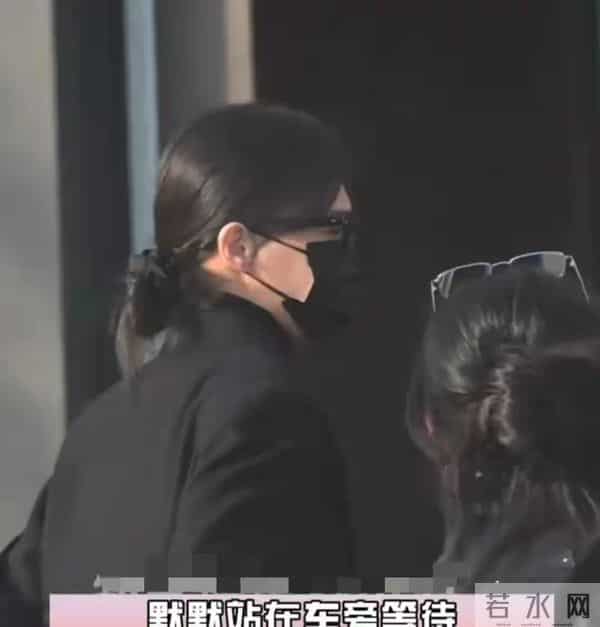 明星夫妻现身餐厅,传婚变却未松手,孝带暗藏玄机。