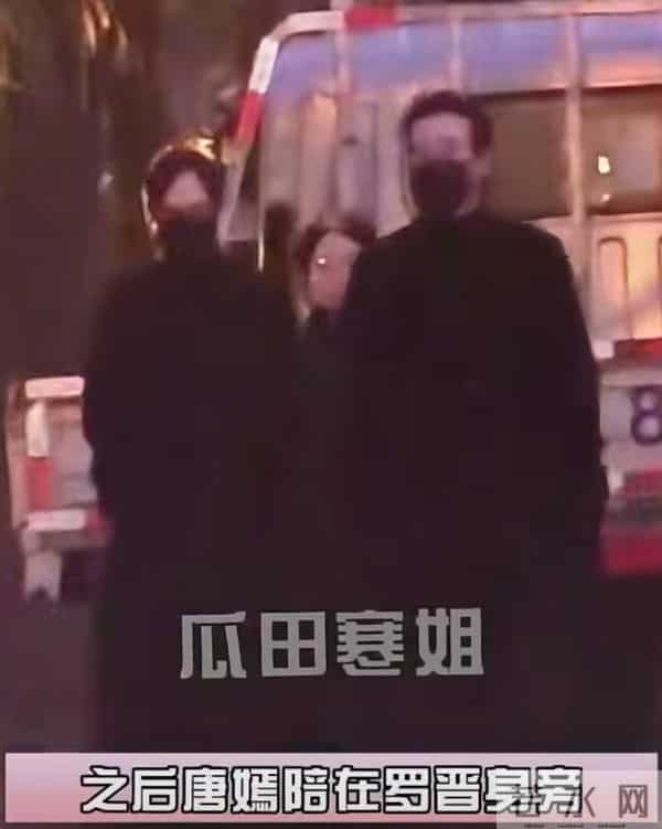 罗父葬礼结束后，罗晋和唐嫣一同乘车回别墅，俩人并肩同行很恩爱