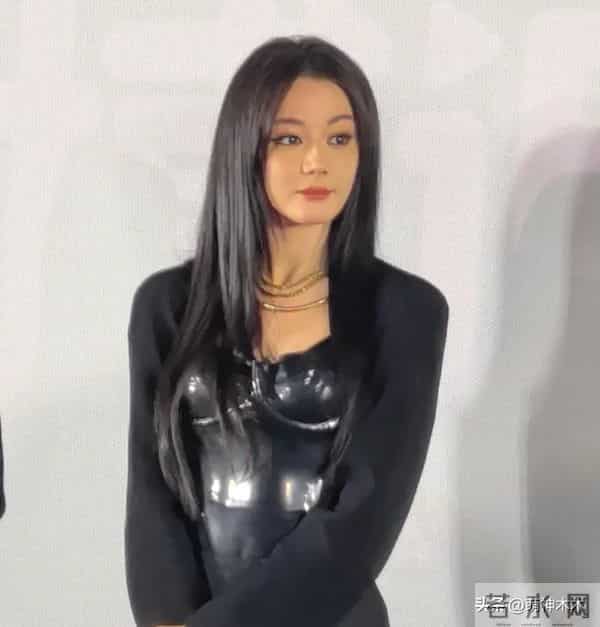 迪丽热巴最新露面状态差，脸部浮肿被质疑医美，浓妆难掩疲态