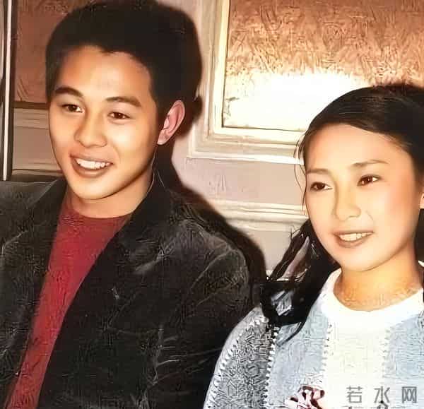 风水轮流转！看了62岁李连杰和63岁利智的合照，风光背后满是心酸