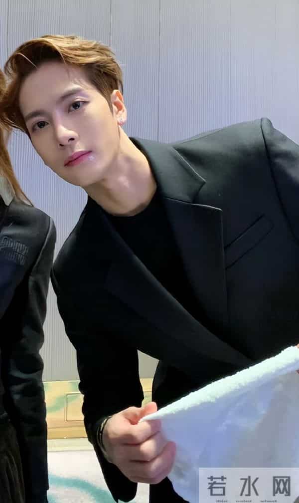 再多钱有什么用?31岁王嘉尔的现状,给所有年轻人提了个醒