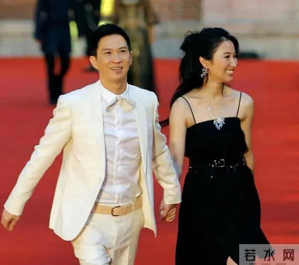 张家辉夫妇真老了!一起吃路边摊,61岁关咏荷脸上老年斑太抢镜