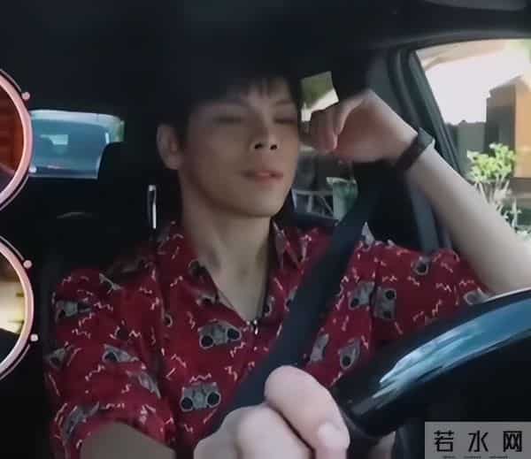 郭碧婷老到认不出，眼窝深凹满脸疲惫，儿子躺地撒泼跟向佐一个样