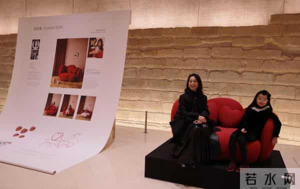 朱丹周一围步行送娃上学，穿棉服和路人一样朴实，女儿杭州读公立