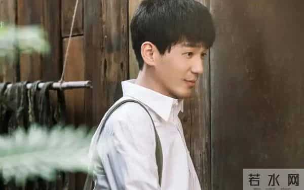 母亲是著名演员,父亲上亿家产,他却跑龙套10年,他到底怎么想的