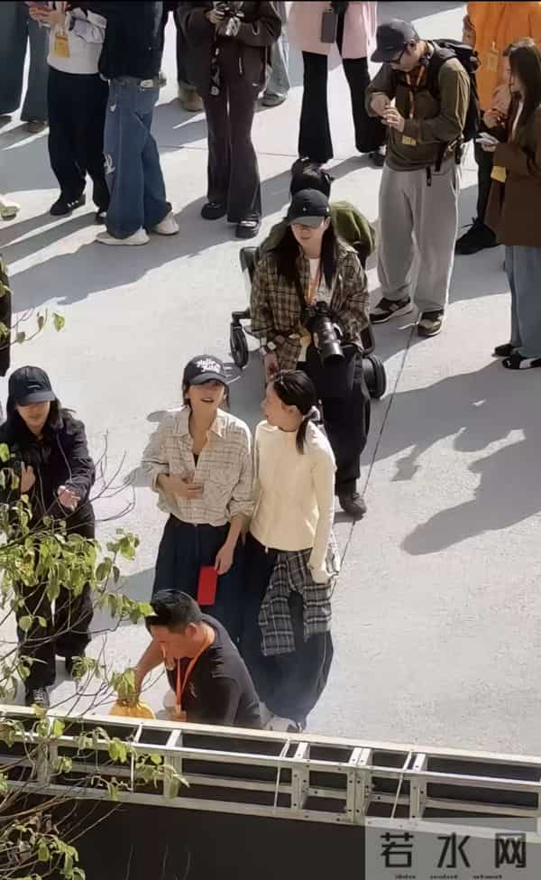 章若楠广州被偶遇，本人好美好漂亮元气十足，脸小超级有气质呀！