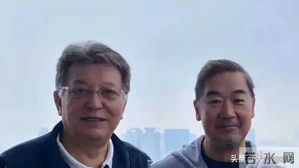 70岁张国立携妻子与友人聚餐，头顶白发老态明显，邓婕气质优雅