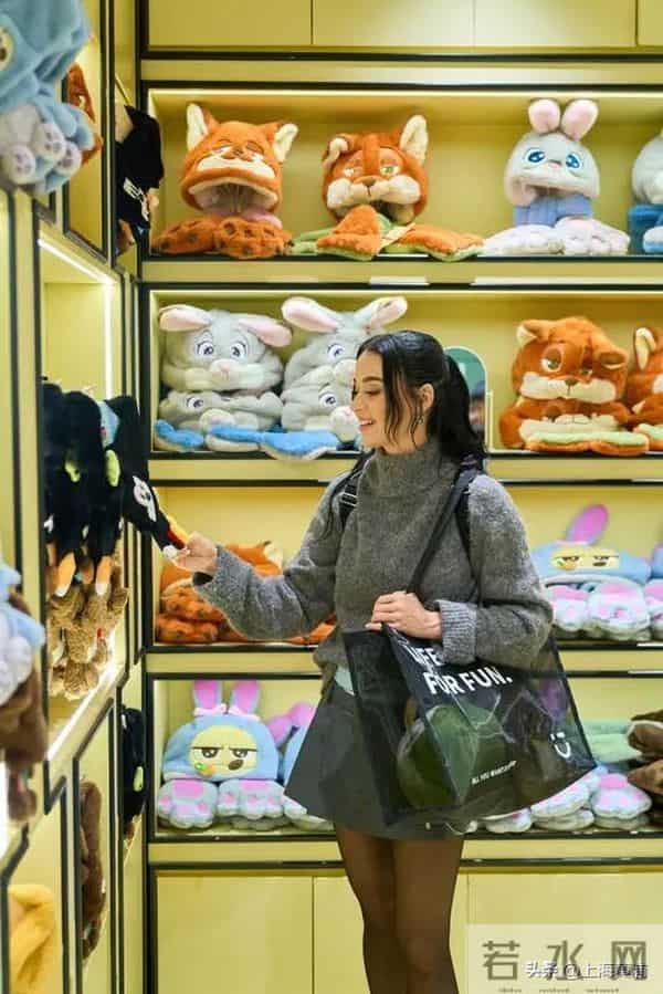 “水果姐”也逛南京路，现场买买买！ 网友：“上海太超前！逛街都能偶遇国际巨星”