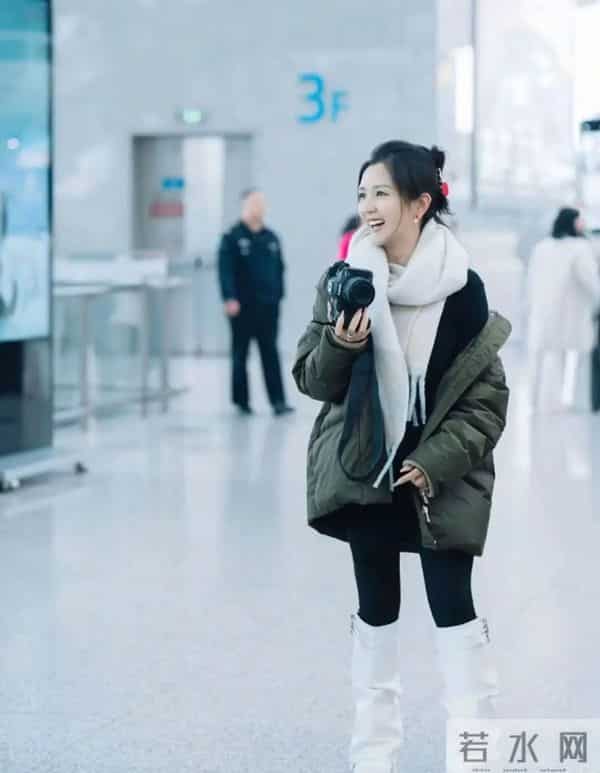 何洁素颜走机场，“打底裤+小白靴”显腿很细，20年前审美适合她