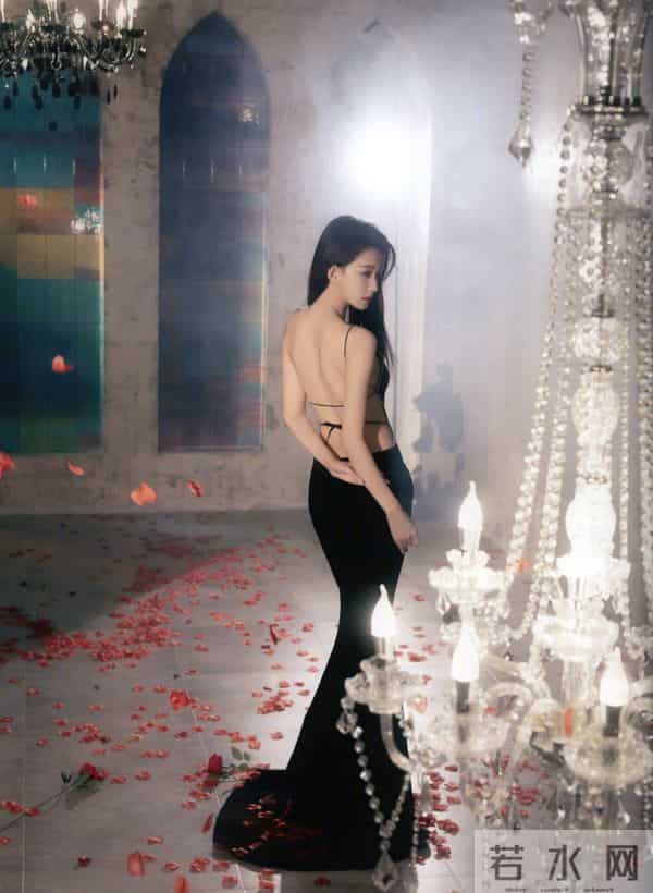 孙怡黑色露背装穿搭写真,御姐范十足