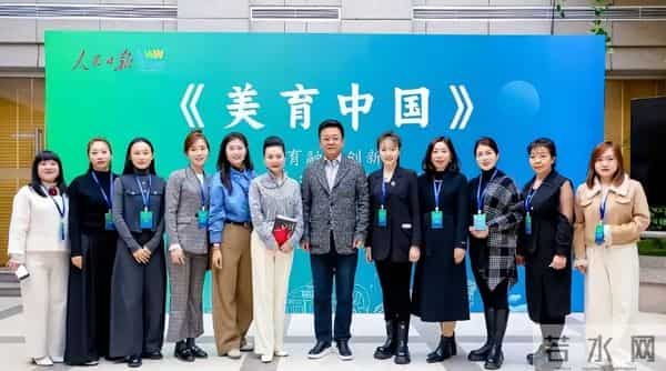 朱军带着很漂亮的老婆现身北大,四年冤屈过去,早已不再年轻