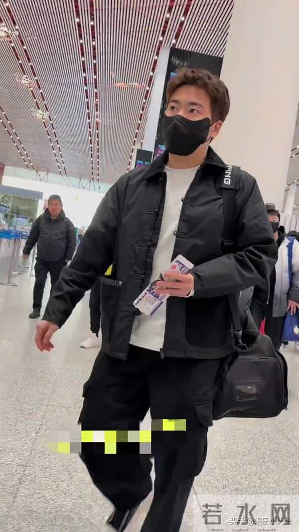 梁靖崑出发成都混团世界杯机场照,穿黑色中式棉服,发型帅酷有型