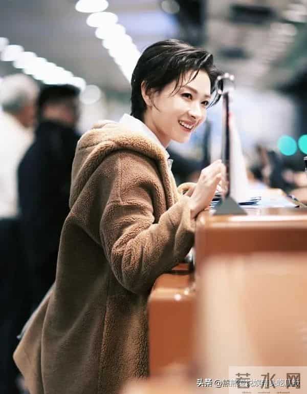 万茜机场私服真会穿!棕色毛绒外套+牛仔夹克+白裤子,时髦又高级