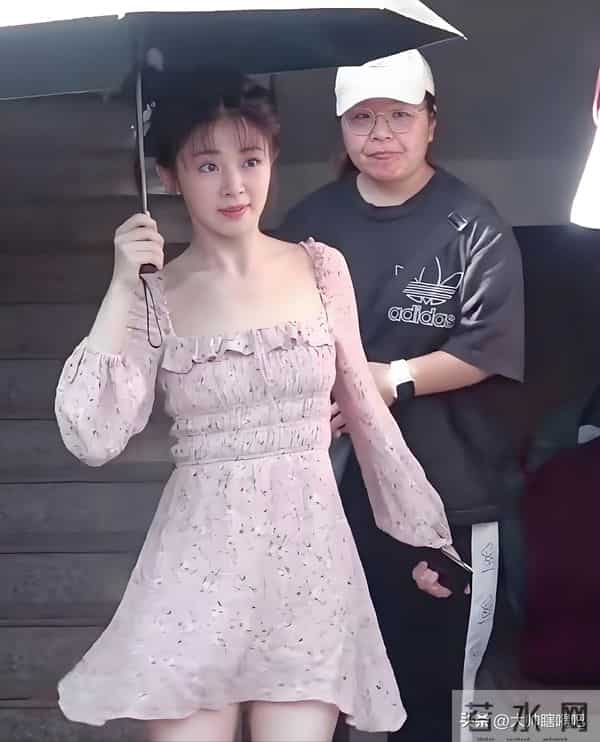 我得天啊,张含韵都快40岁了,还是那么满满的少女感!