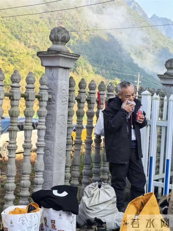 鞋垫里夹有细绳，荒野求生决赛选手“老中医”被红牌罚下淘汰，其发视频称鞋垫是粉丝送的，他并不知道里面有绳子