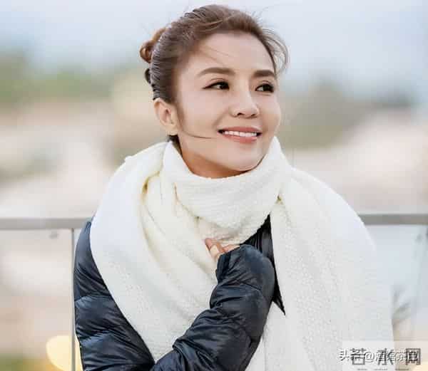 央视主持人聚会,朱迅面容憔悴瘦成皮包骨,鞠萍面色红润很富态