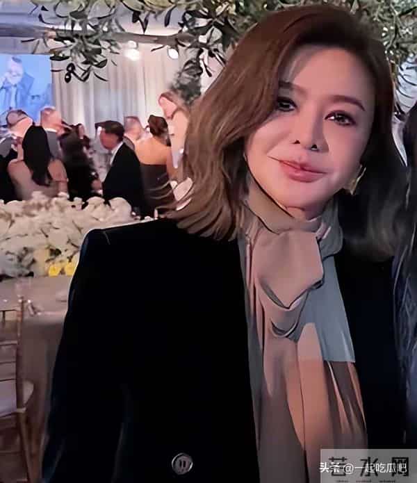 刘嘉玲出席好友婚礼,穿蕾丝透视裙秀身材,却被全裹的关之琳抢镜