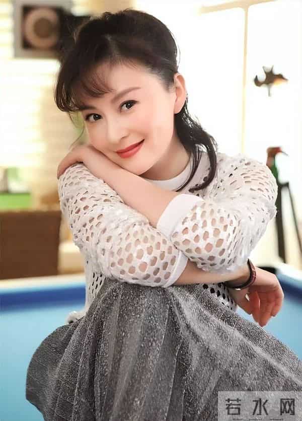 戴娇倩现状:回老家上海定居,靠直播带货讨生活,母女共用一张脸