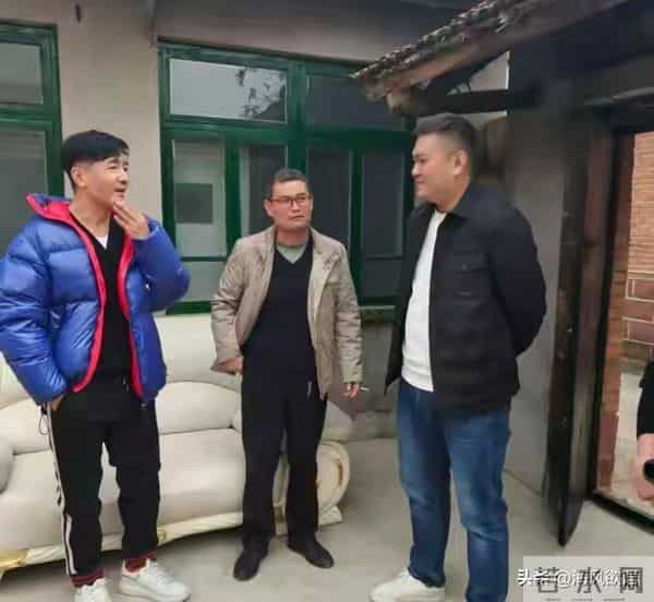 程莉莎随郭晓东回农村,穿3万大衣喊冷,吃烤地瓜笑得比谁都甜