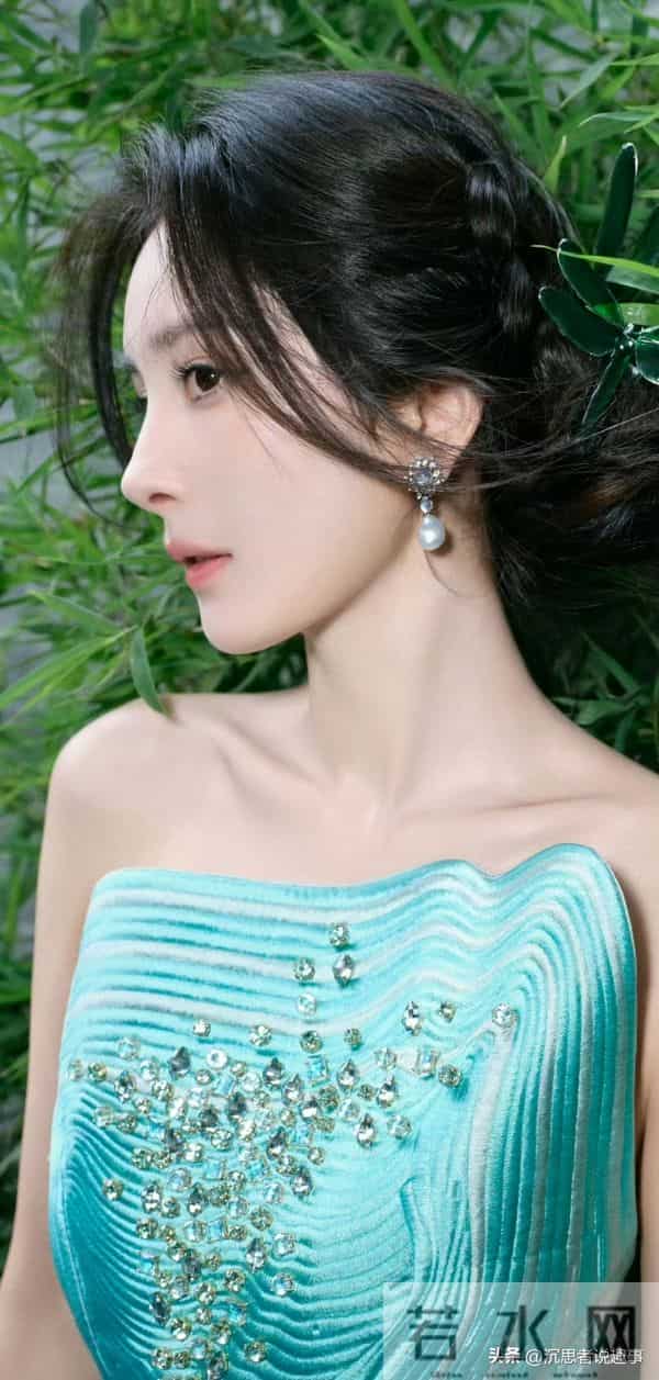 杨幂青裙衬肤白‖惊艳出场，优雅贵气美到挪不开眼