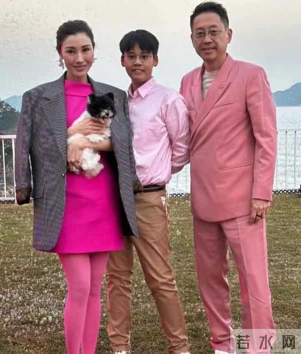 李嘉欣晒照引发热议,左手46万手表,右手10万黄金手镯,太壕气!