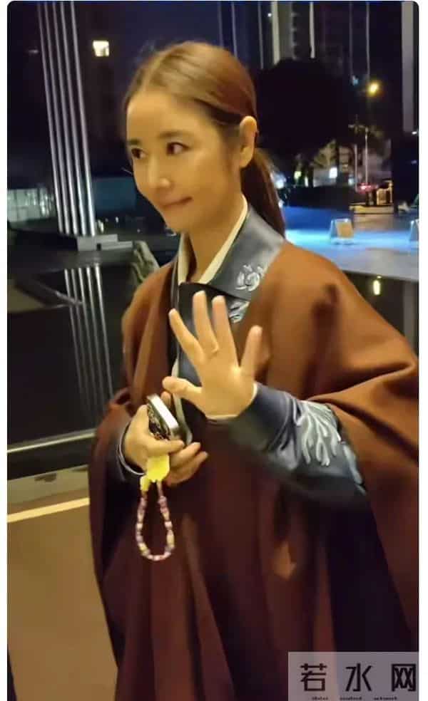 49岁林心如断崖式衰老,当年的紫薇格格也老了,脸变长 抬头纹好多