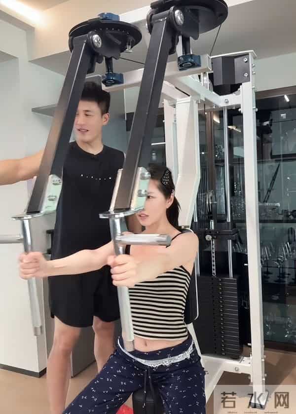 王灿晒老公健身帅照犯花痴，44岁杜淳大秀八块腹肌，man爆了