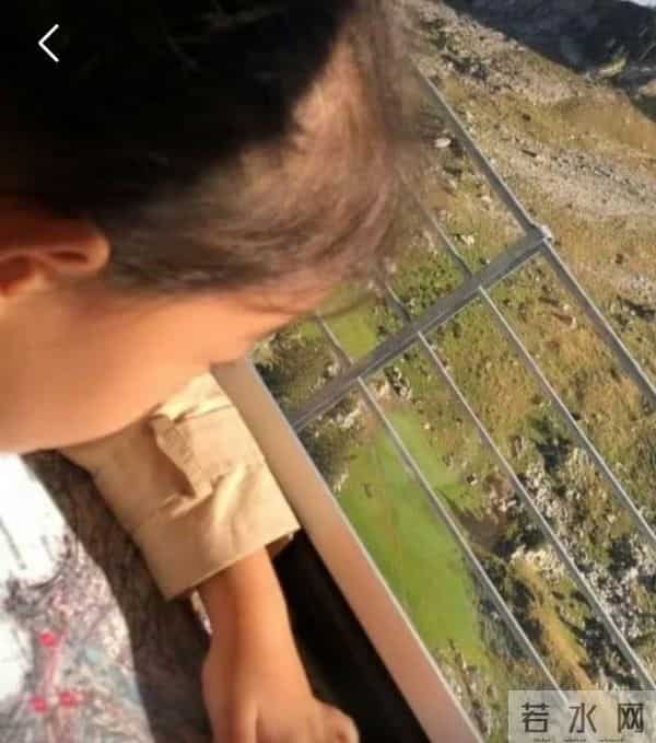 吴佩慈公开大S朋友圈内容，背景图是小玥儿，签名：死亡是必然的