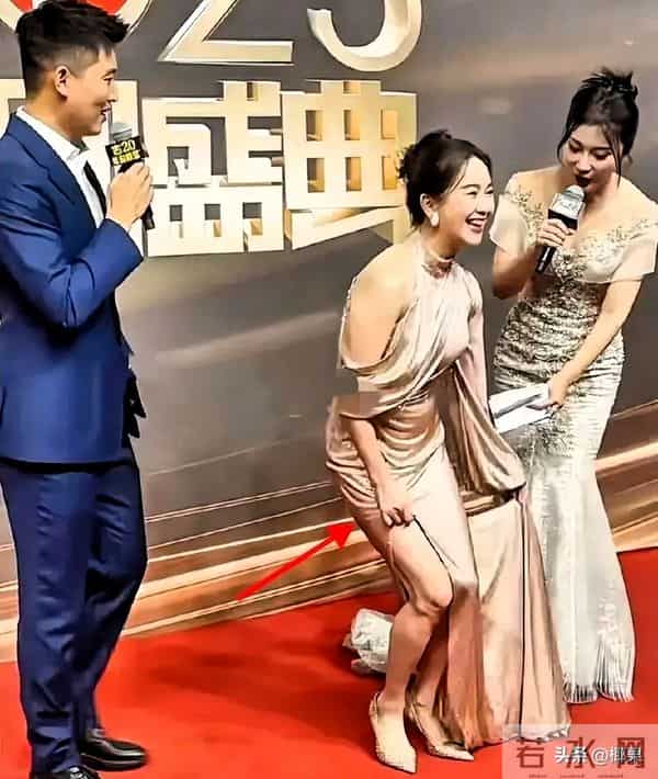 48岁左小青红毯翻车?亮片裙开叉到胯,全程拽裙角,尴尬溢出屏幕