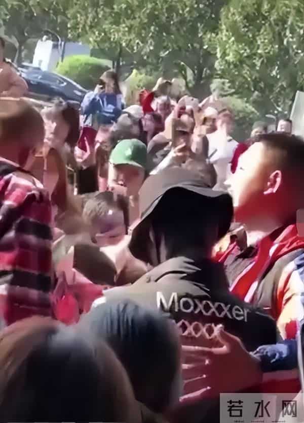 刘宇宁直播时被私生打电话