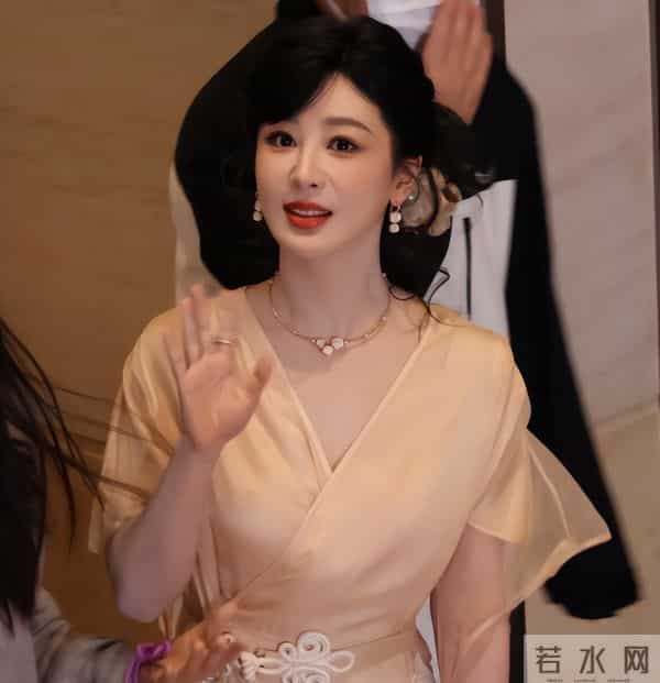 《家业》主演同框：杨紫天鹅颈，韩东君脖短脸圆，卷毛被嘲像大妈