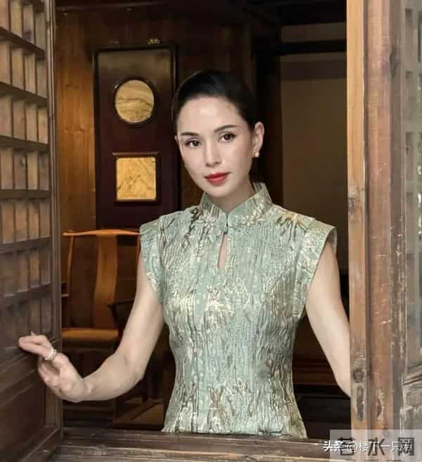 小龙女李若彤素颜晒马甲线 两颊凹陷 法令纹明显 60岁不做医美只运动