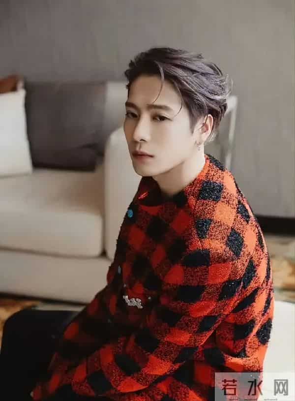 钱再多有什么用?31岁王嘉尔的现状,给所有男明星提了个醒