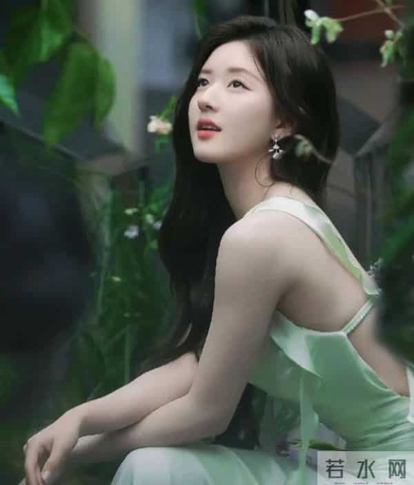 27岁赵露思太丰满，露背紧裙都兜不住好身材，难怪直男都喜欢她