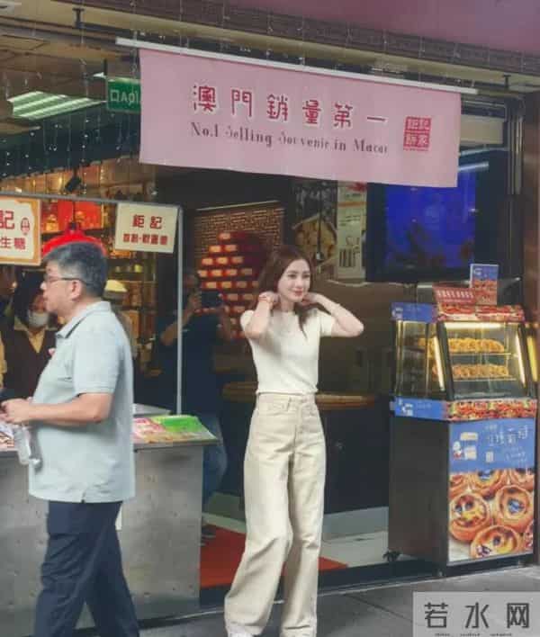 杨颖街边被偶遇,跷二郎腿做脚部美甲,环境简陋寒酸太接地气