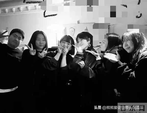 宋慧乔晒照庆贺44岁生日:戴头巾嘟嘴拍照好可爱 与朋友庆生很欢乐