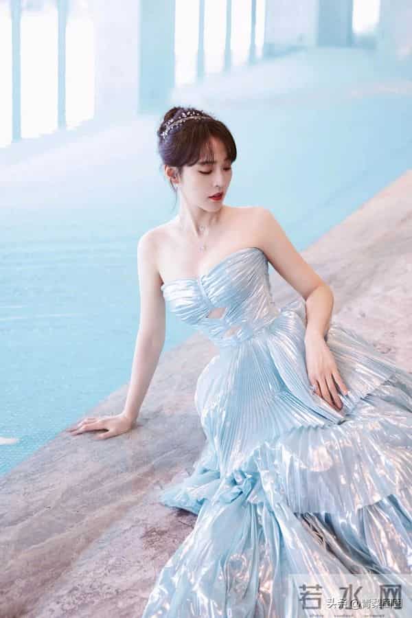 张佳宁抹胸装写真,眨眼笑的真开心