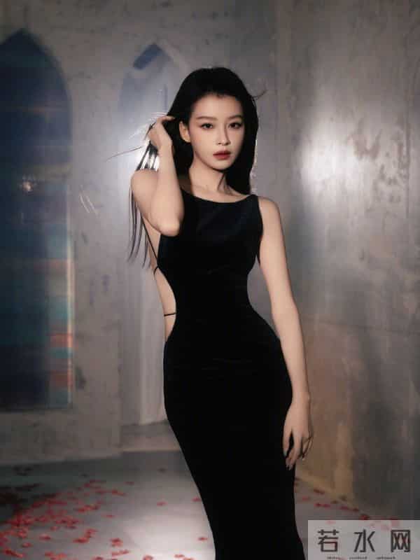 孙怡黑色露背装穿搭写真,御姐范十足