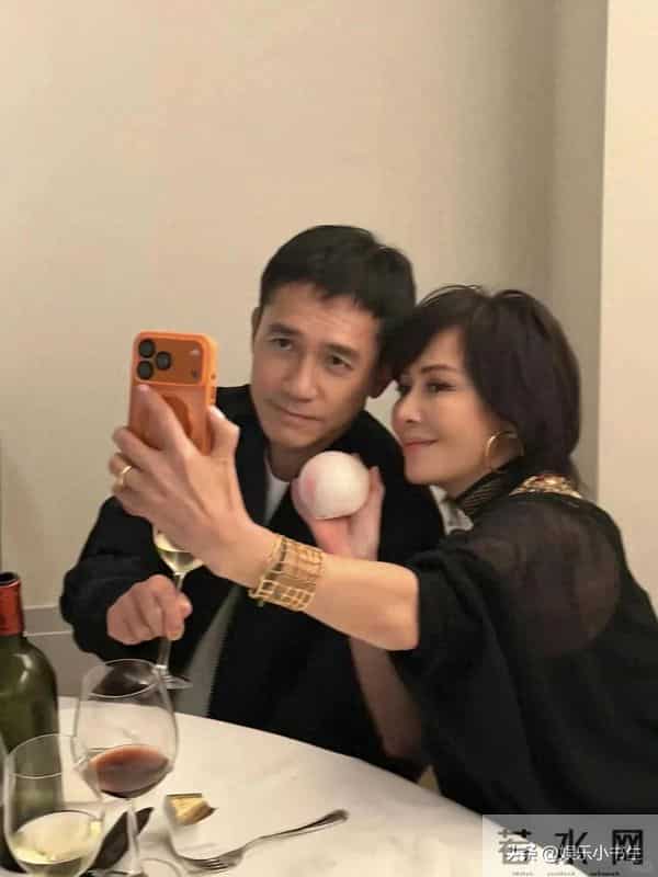 梁朝伟提前为刘嘉玲庆祝60岁生日