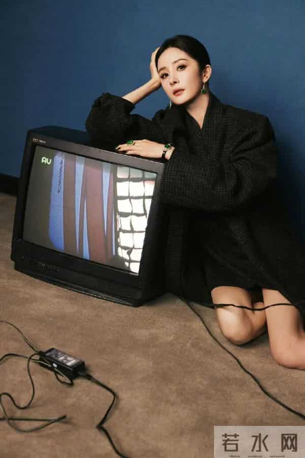 杨幂杀人不用刀，高跟配美腿即可！