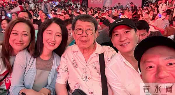 张家辉夫妇真老了!一起吃路边摊,61岁关咏荷脸上老年斑太抢镜