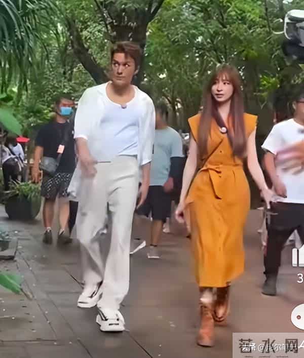 王心凌吴克群被偶遇，带同款项链穿情侣衣，男方人到中年体态拉跨