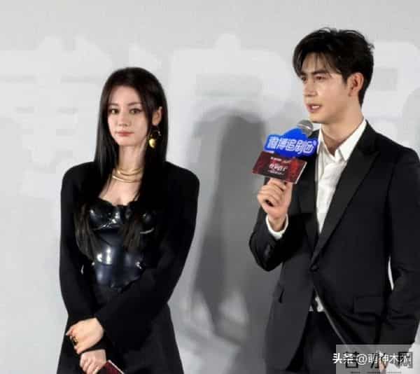 迪丽热巴最新露面状态差，脸部浮肿被质疑医美，浓妆难掩疲态