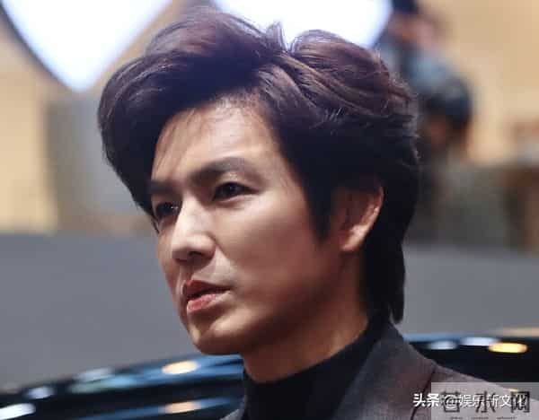 男人别太瘦！38岁陈晓现身活动，脸颊凹陷、眼纹密布不敢认！