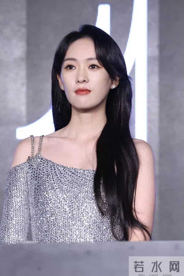 童瑶活动现场脚踩高跟,真是女神级别