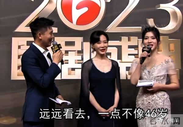 48岁左小青红毯翻车?亮片裙开叉到胯,全程拽裙角,尴尬溢出屏幕