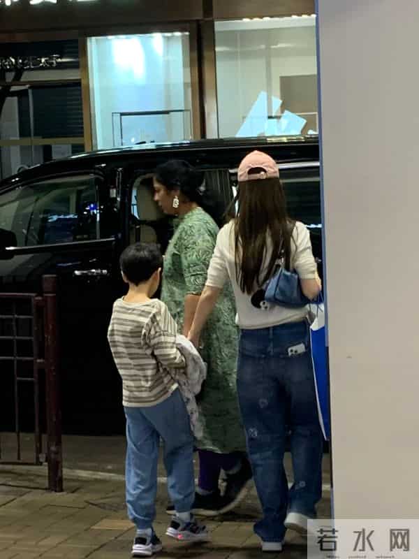 杨颖街边被偶遇,跷二郎腿做脚部美甲,环境简陋寒酸太接地气